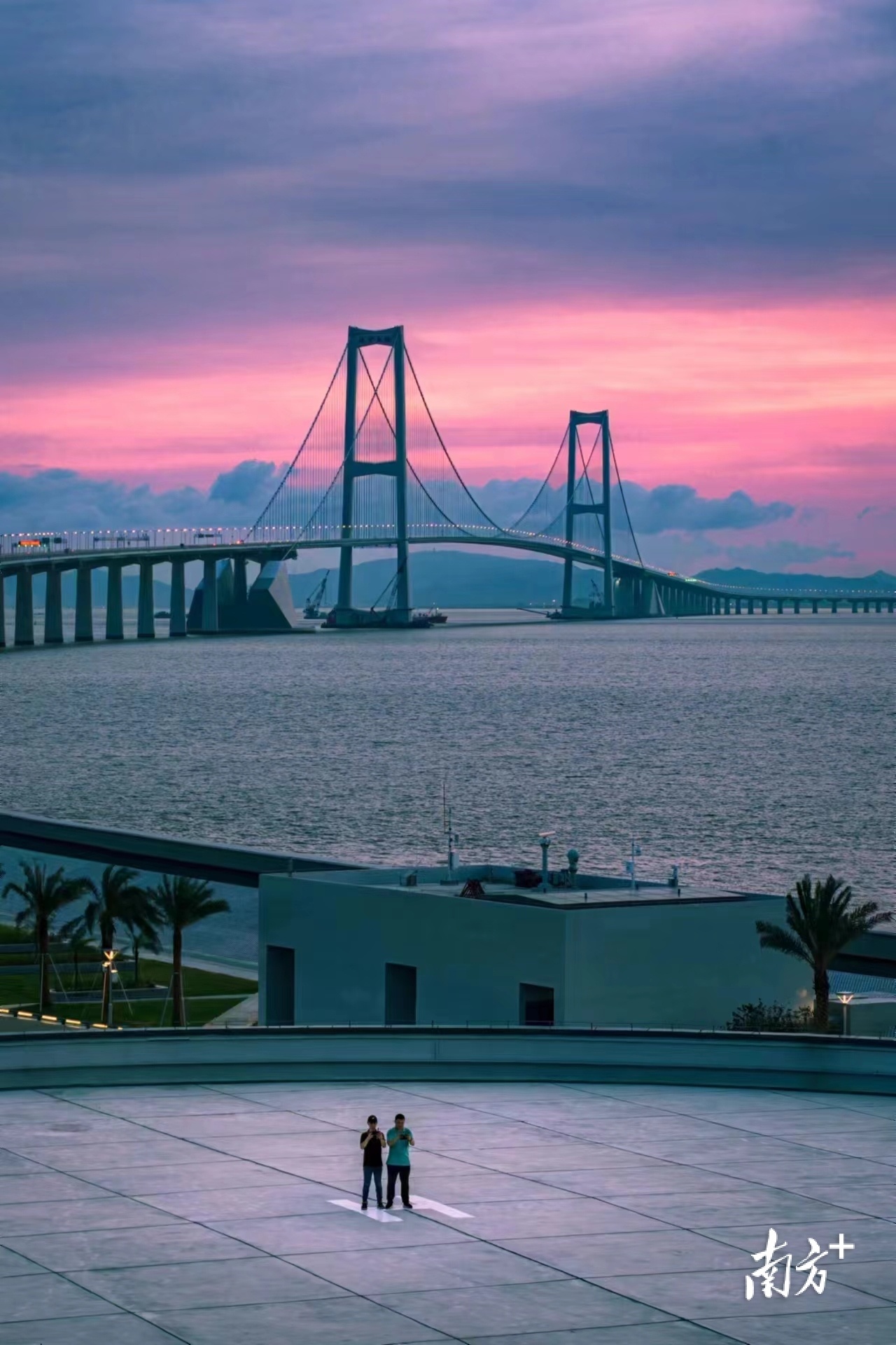 陈健和摄影爱好者一起在深中通道前合影。