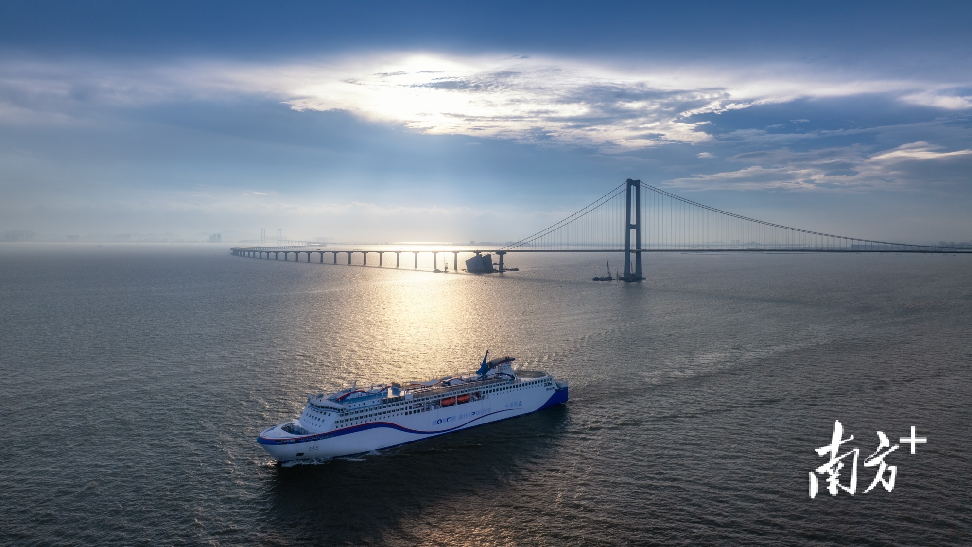 2024年6月12日邮轮驶过深中通道。