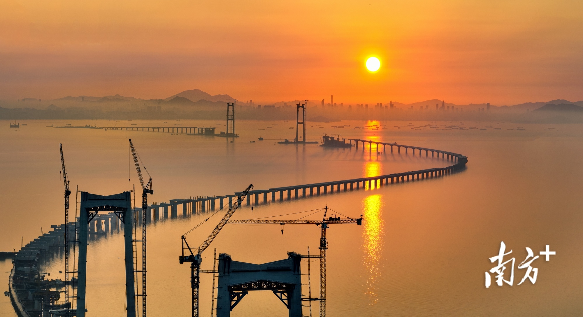 2022年3月15日深中通道日出。