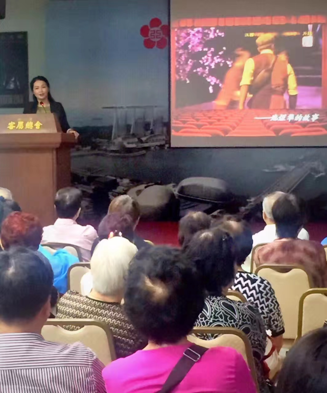 新加坡南洋客属总会讲座上,陈菊芬传播客家山歌。 新加坡南洋客属总会讲座上,陈菊芬传播客家山歌。