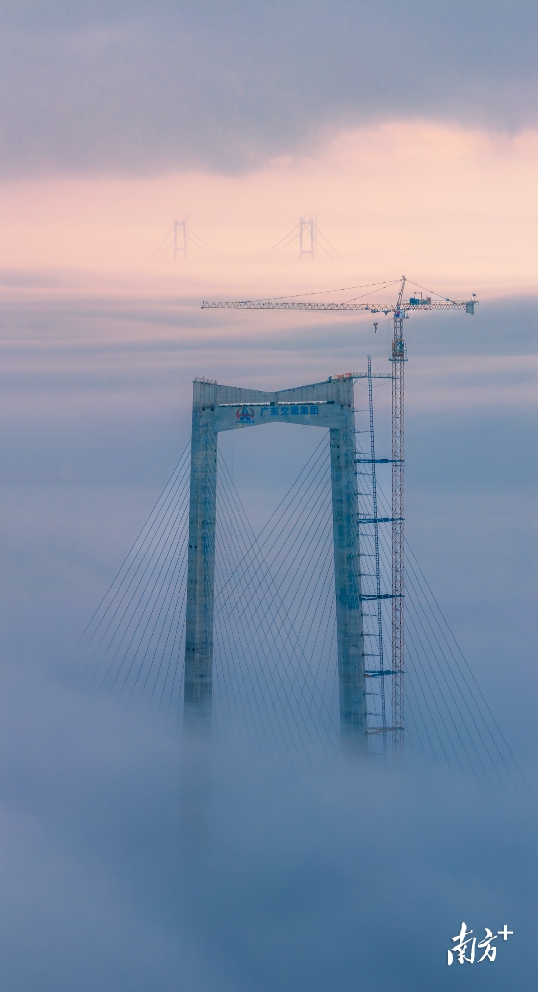 2023年1月16日云雾中的建设中的深中通道。