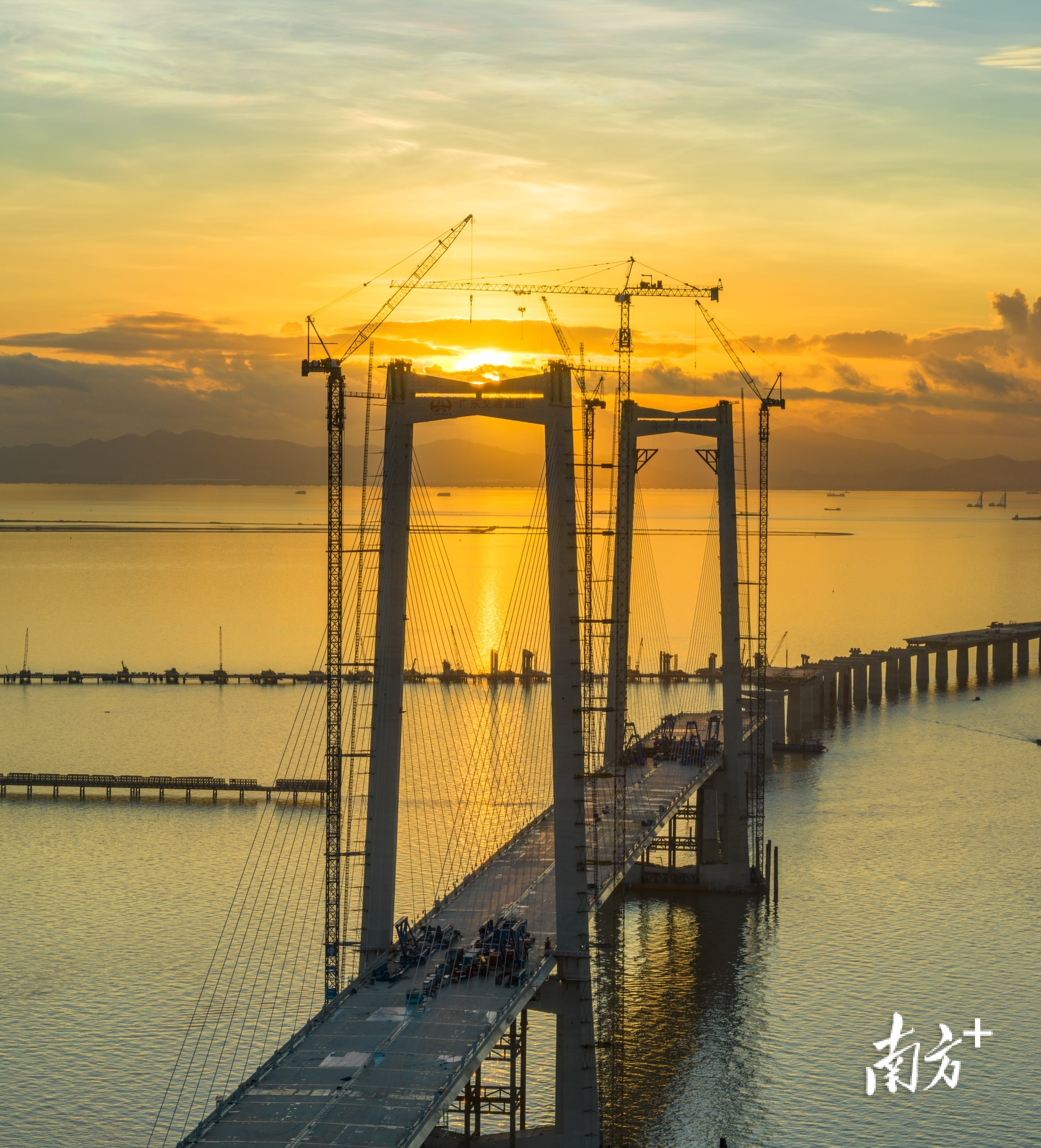 2022年7月16日深中通道中山大桥建设现场。