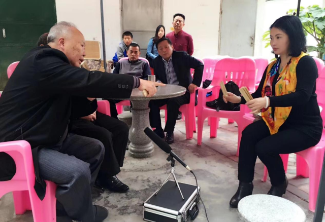纪录片拍摄期间,陈菊芬采访客家山歌传承人余耀南。 纪录片拍摄期间,陈菊芬采访客家山歌传承人余耀南。