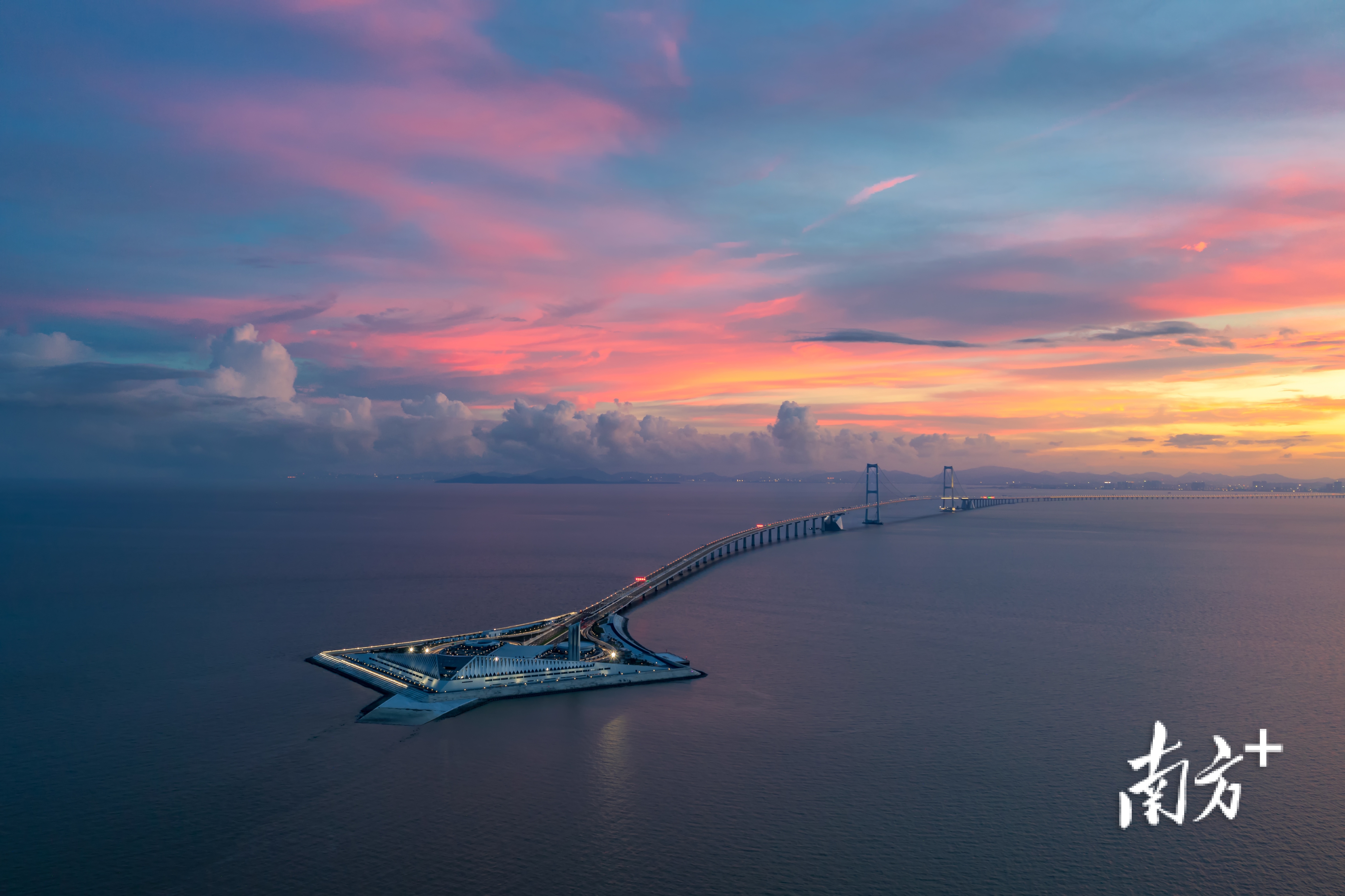 2024年6月21日，晚霞映照下的即将通车的深中通道。