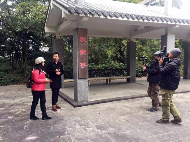 广州凤凰山，陈菊芬正在采访拍摄当地的客家山歌。