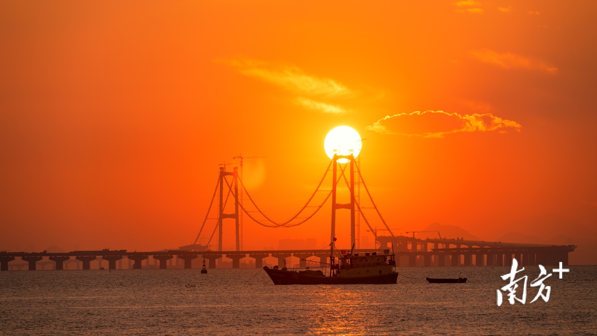 2022年9月4日深中通道穿日。