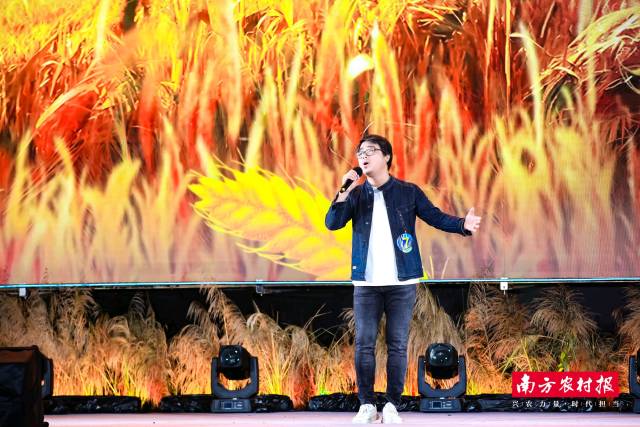陈精髓在首届广东村落子歌手大赛献唱《禾花更香》。