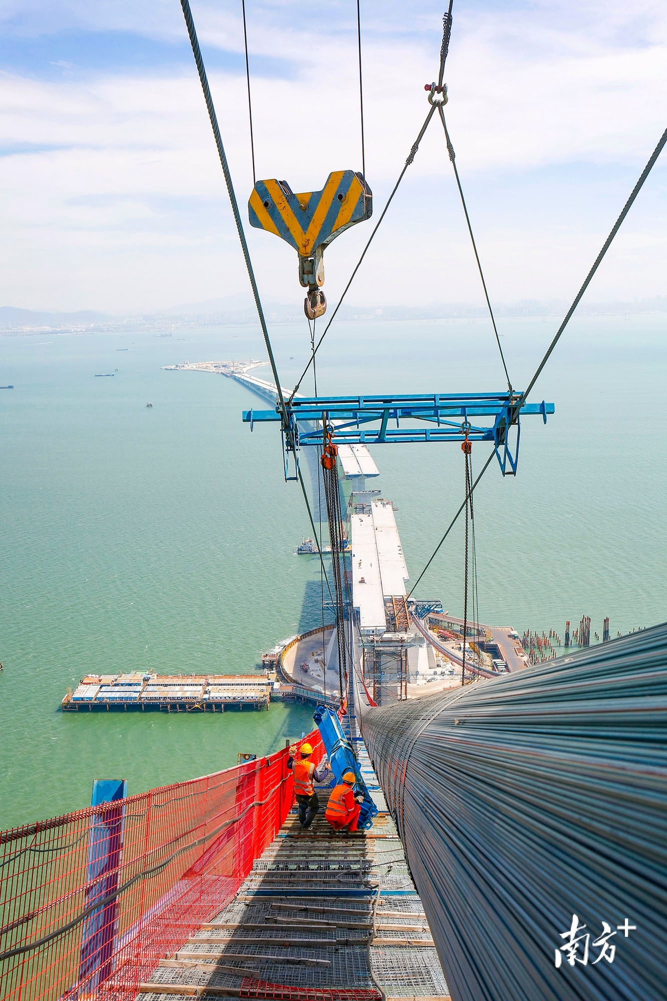 2022年10月16日，深中通道深中大桥海上施工猫道上，工人们调运施工设备。&nbsp;