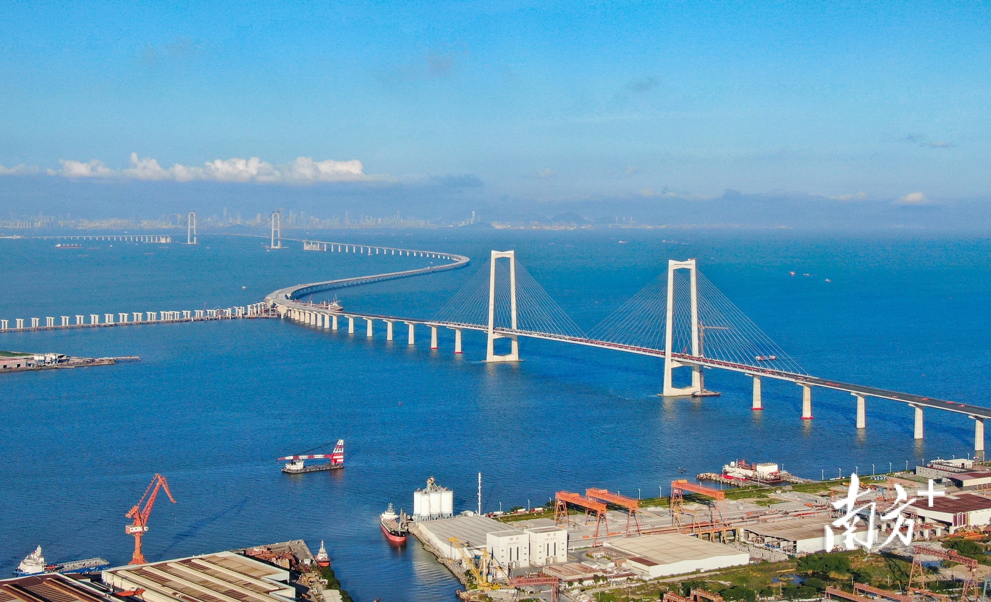 2023年5月26日，从中山翠亨新区鸟瞰建设中的深中通道。&nbsp;