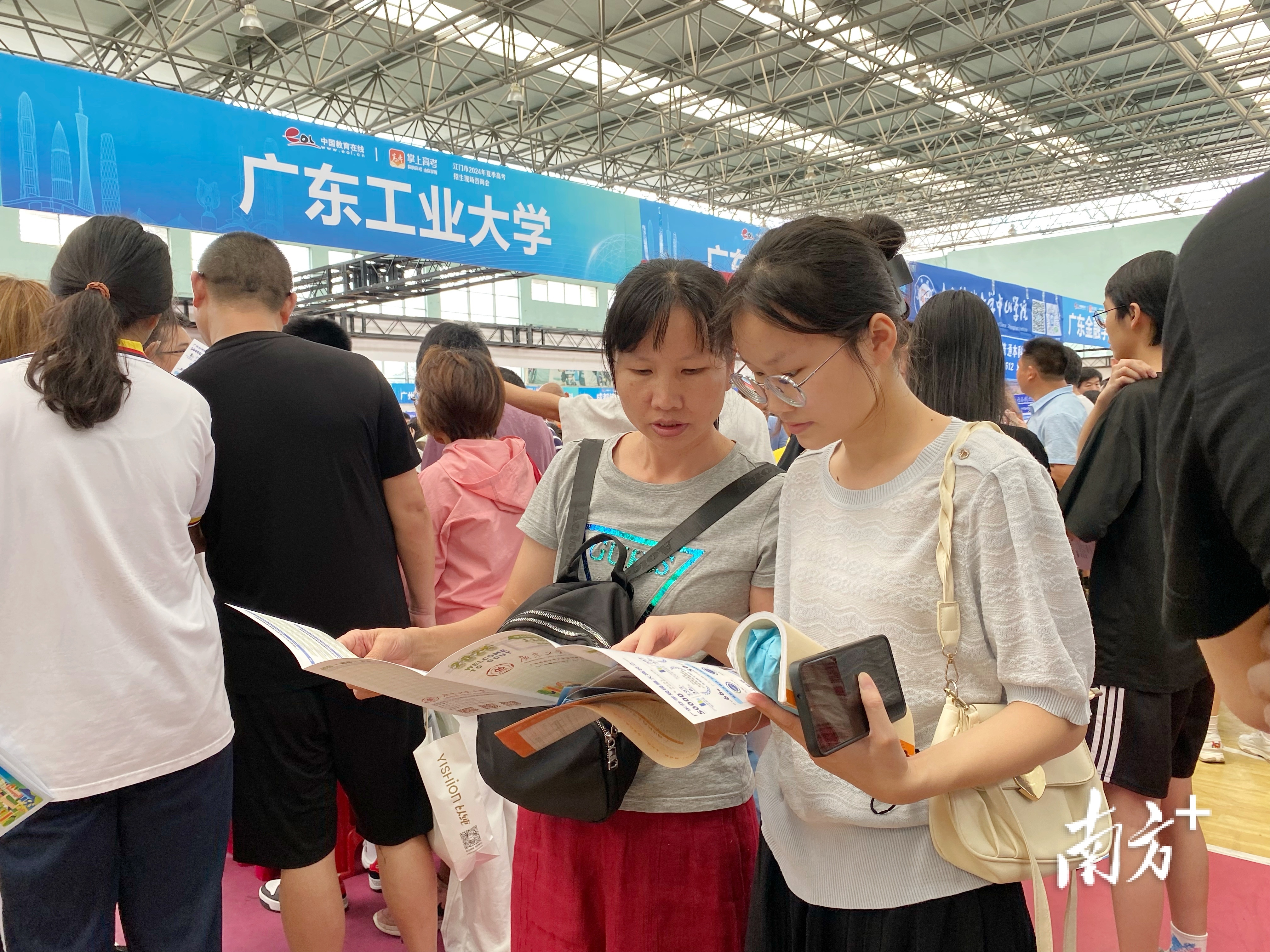 今年来,也有不少高校进一步放宽本科生转专业限制,提供“二次选择”的机会。 今年来,也有不少高校进一步放宽本科生转专业限制,提供“二次选择”的机会。