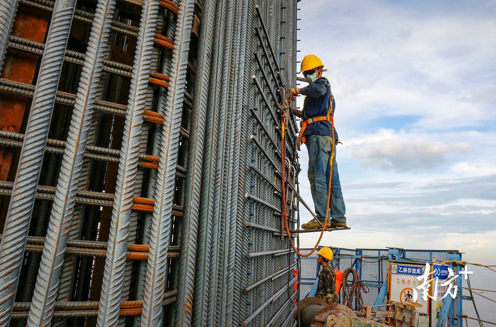 2021年6月9日，工人们在深中通道中山大桥西主塔上施工。&nbsp;