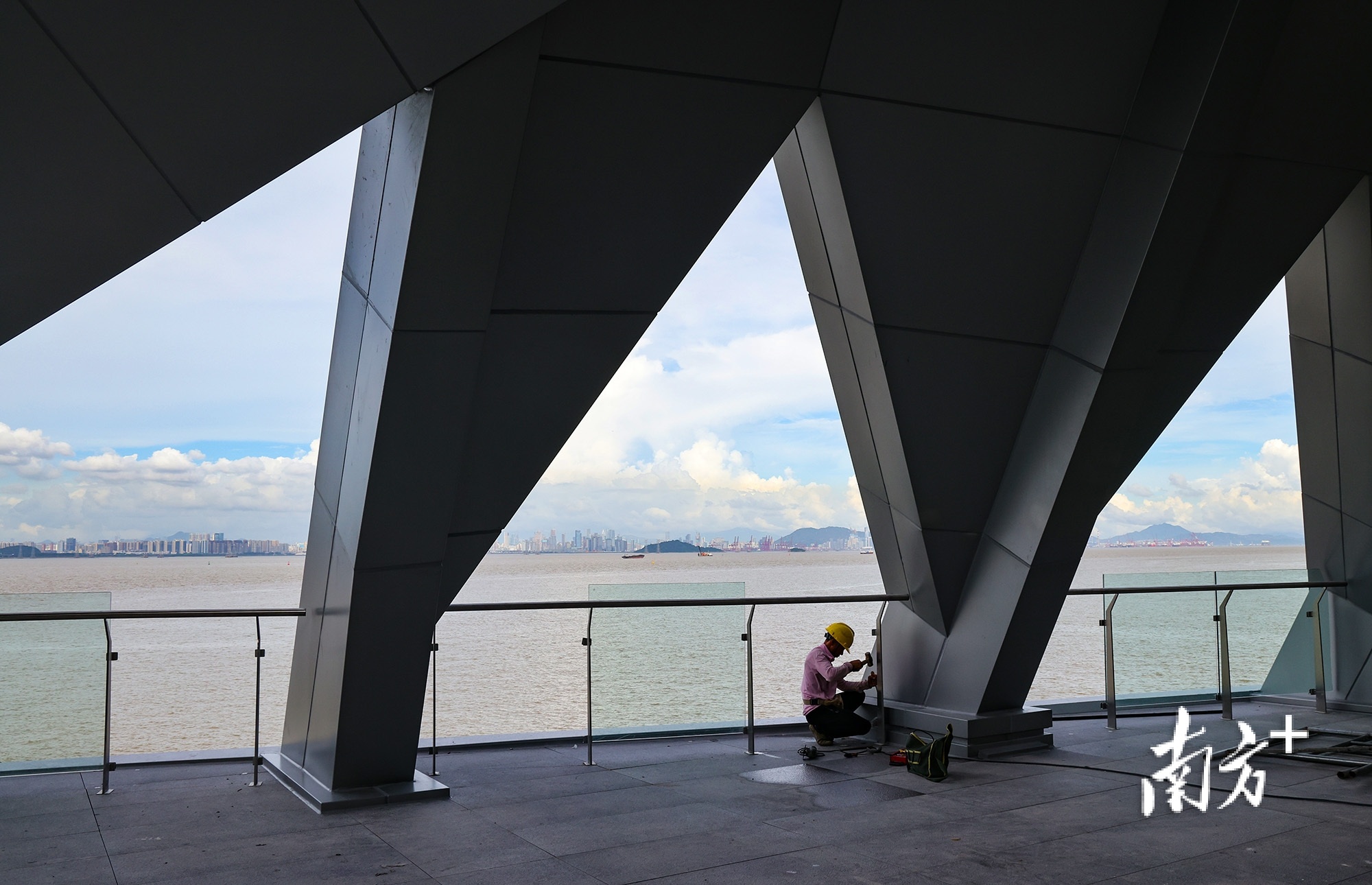 2024年6月20日，深中通道西人工岛上，工人在栏杆处施工。&nbsp;