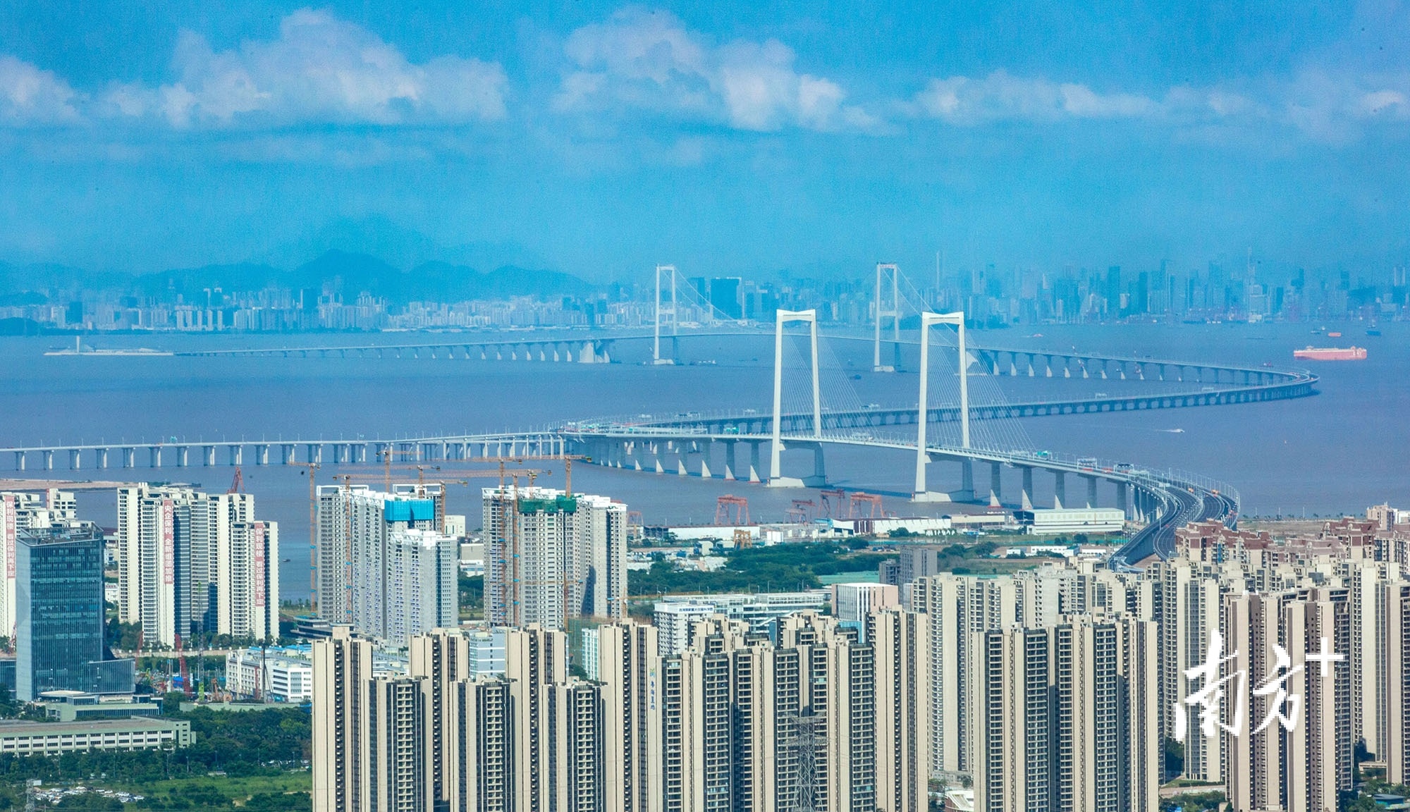 2024年6月21日，从中山大尖峰远眺深中通道，远处深圳的高楼清晰可见。&nbsp;