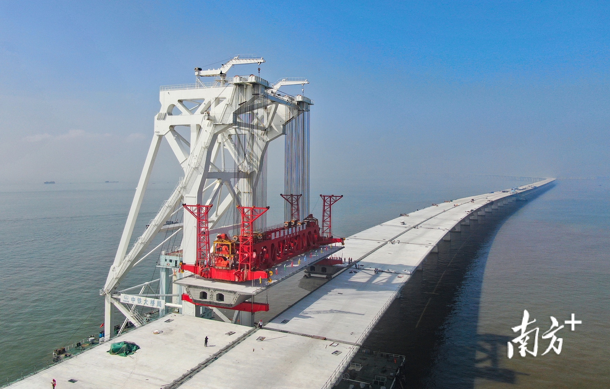 2022年11月10日，运架一体船“天一号”正在架设深中通道海上非通航孔桥最后一片混凝土箱梁。