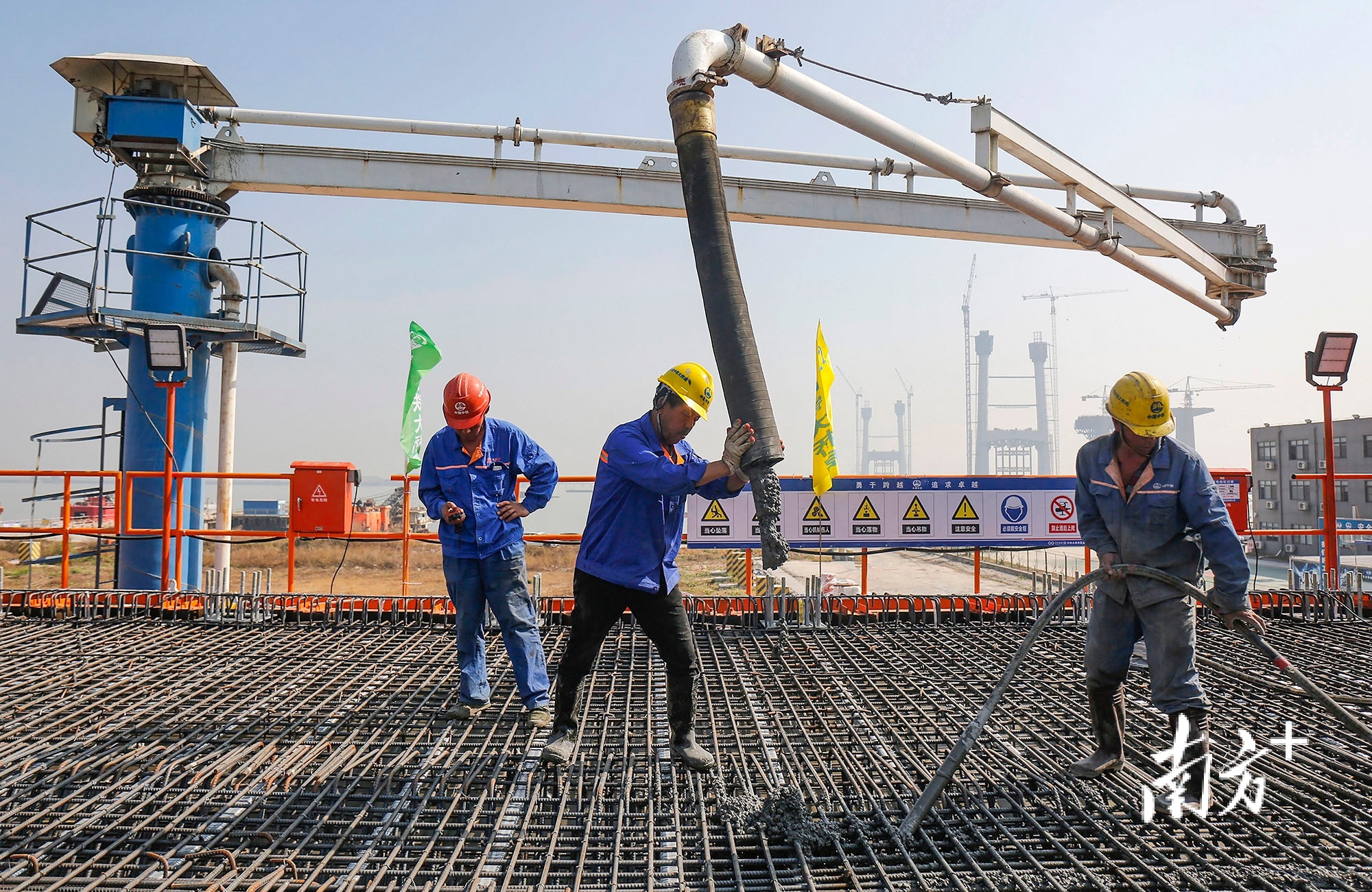 2021年2月2日，深中通道项目首榀60米混凝土箱梁在进行浇筑。&nbsp;