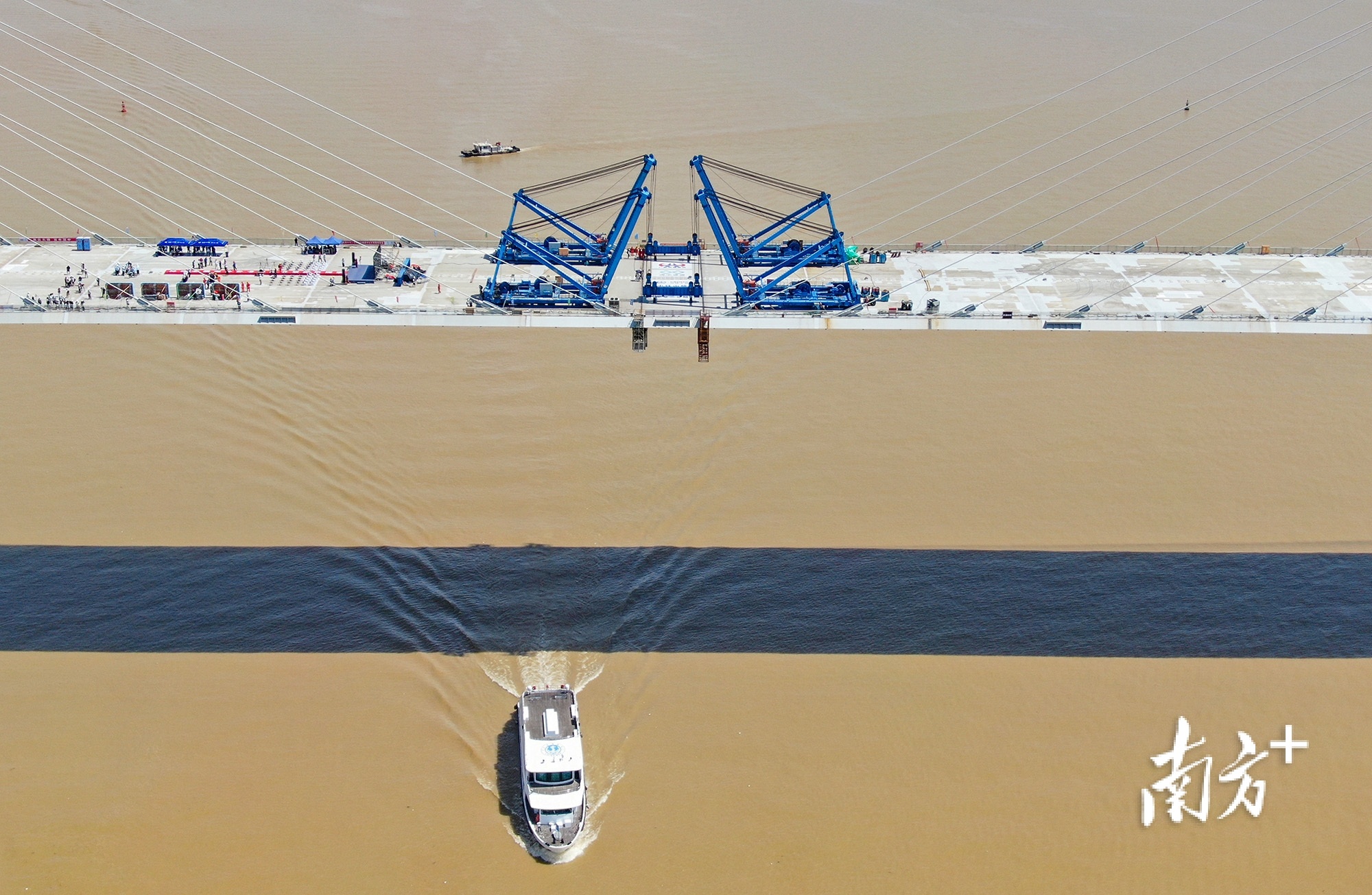 2022年6月28日，随着最后一片钢箱梁的3米环焊缝焊接完成，深中通道中山大桥实现合龙。