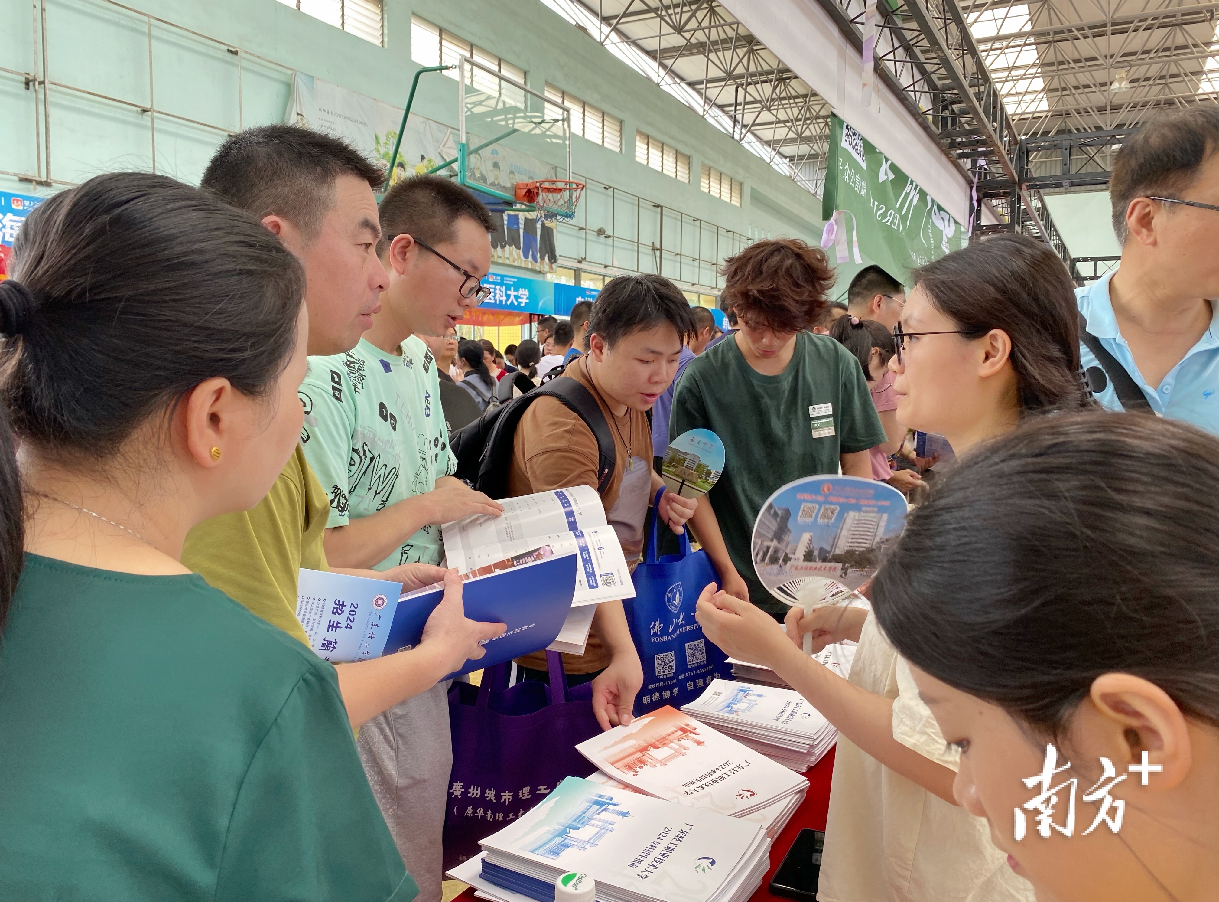 本届考生和家长比较关注学校对转专业的要求、专业就业前景等情况。 本届考生和家长比较关注学校对转专业的要求、专业就业前景等情况。