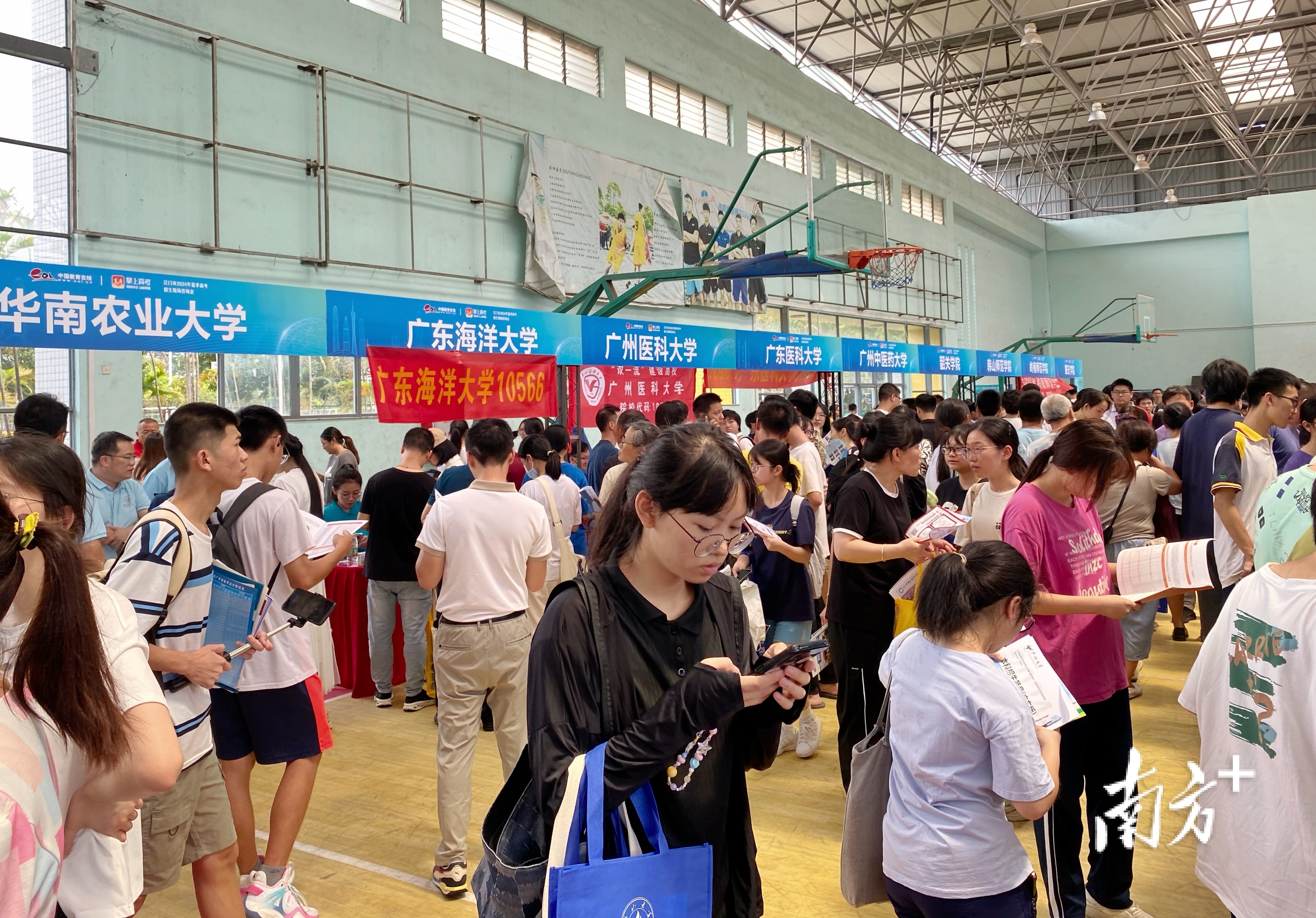 咨询会现场人头攒动,近百所高校进场,基本覆盖各类考生“冲、稳、保”的报读需求。 咨询会现场人头攒动,近百所高校进场,基本覆盖各类考生“冲、稳、保”的报读需求。