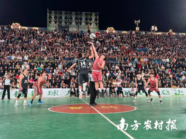 2023全国“村BA”总决赛,广东东莞大朗与广东中山沙溪为全国各地篮球爱好者们上演精彩的“广东德比”。最终广东中山沙溪获得桂冠。 2023全国“村BA”总决赛,广东东莞大朗与广东中山沙溪为全国各地篮球爱好者们上演精彩的“广东德比”。最终广东中山沙溪获得桂冠。