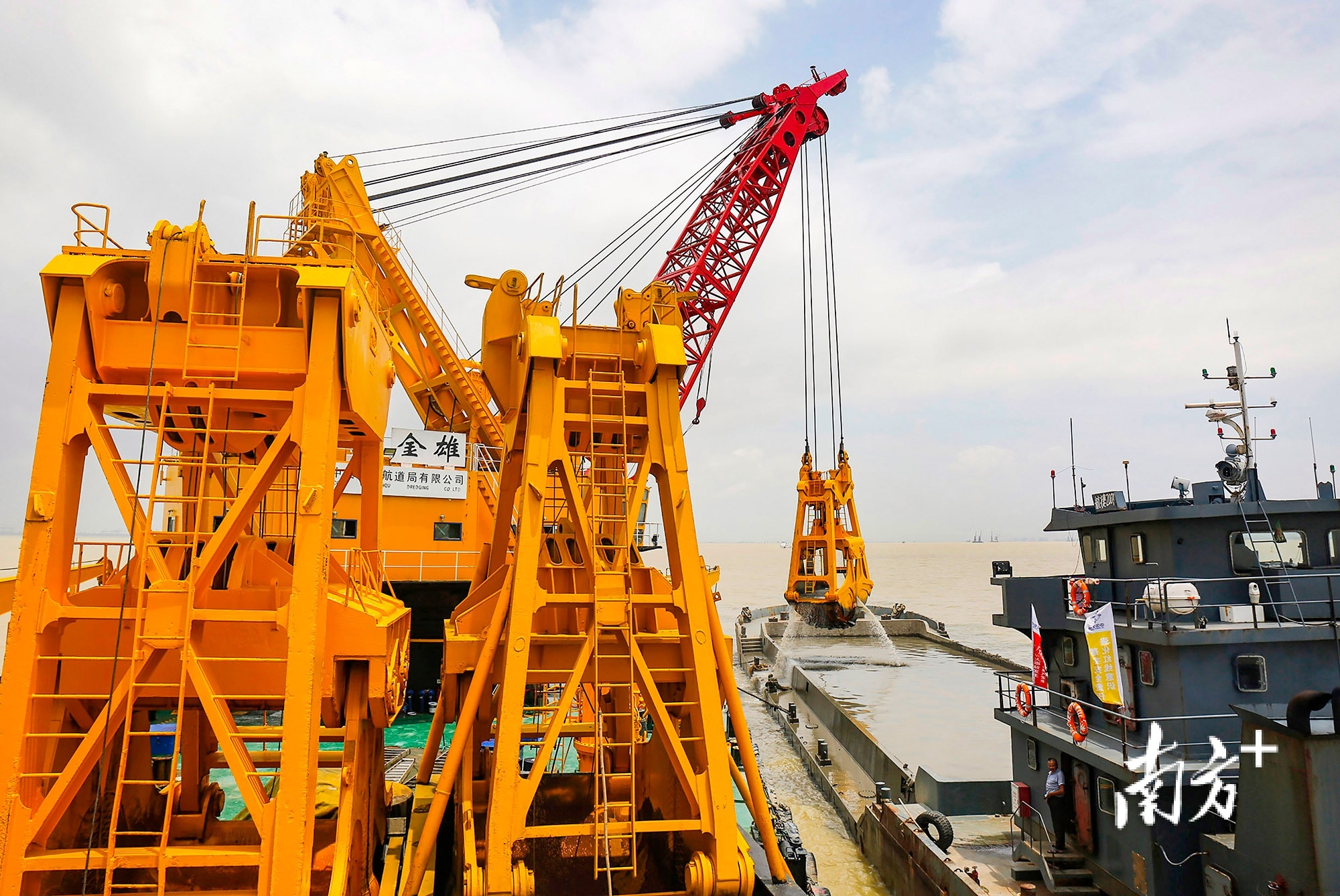 2019年6月22日，“金雄”轮在深中通道沉管隧道海域进行基槽开挖。&nbsp;