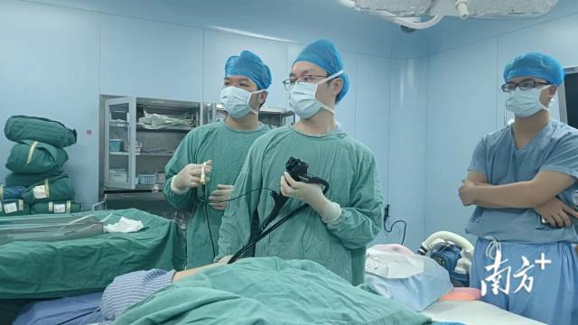 医疗团队正在为谢先生开展手术。 受访者供图