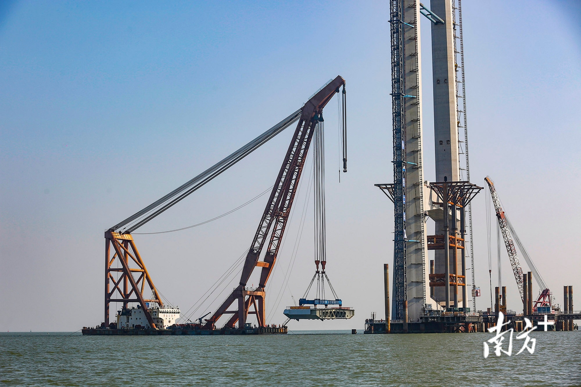 2021年11月24日，深中通道中山大桥首片钢箱梁段进行架设。&nbsp;