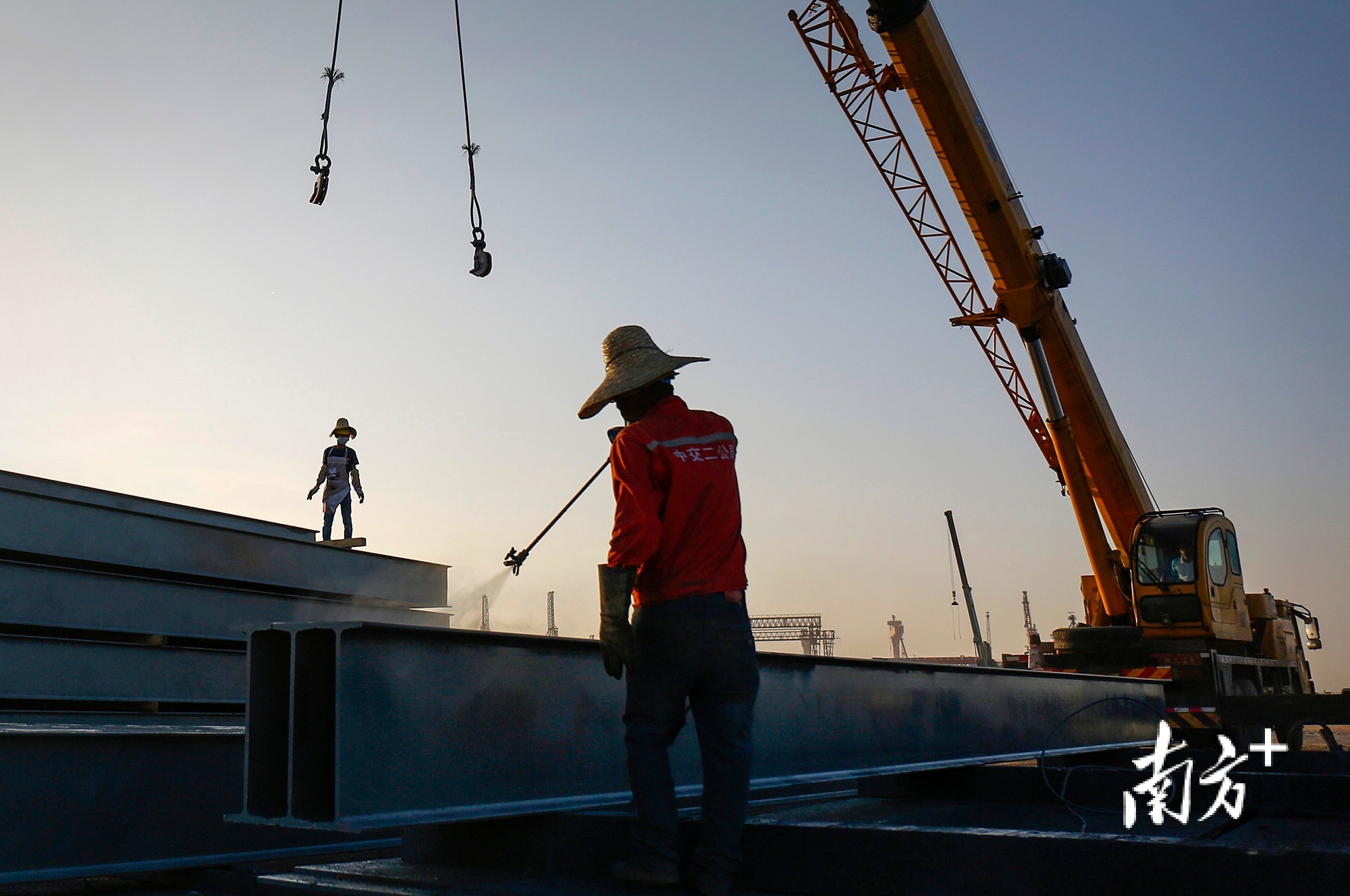 2018年5月5日，中山翠亨新区马鞍岛，工人在进行施工栈桥搭建。&nbsp;
