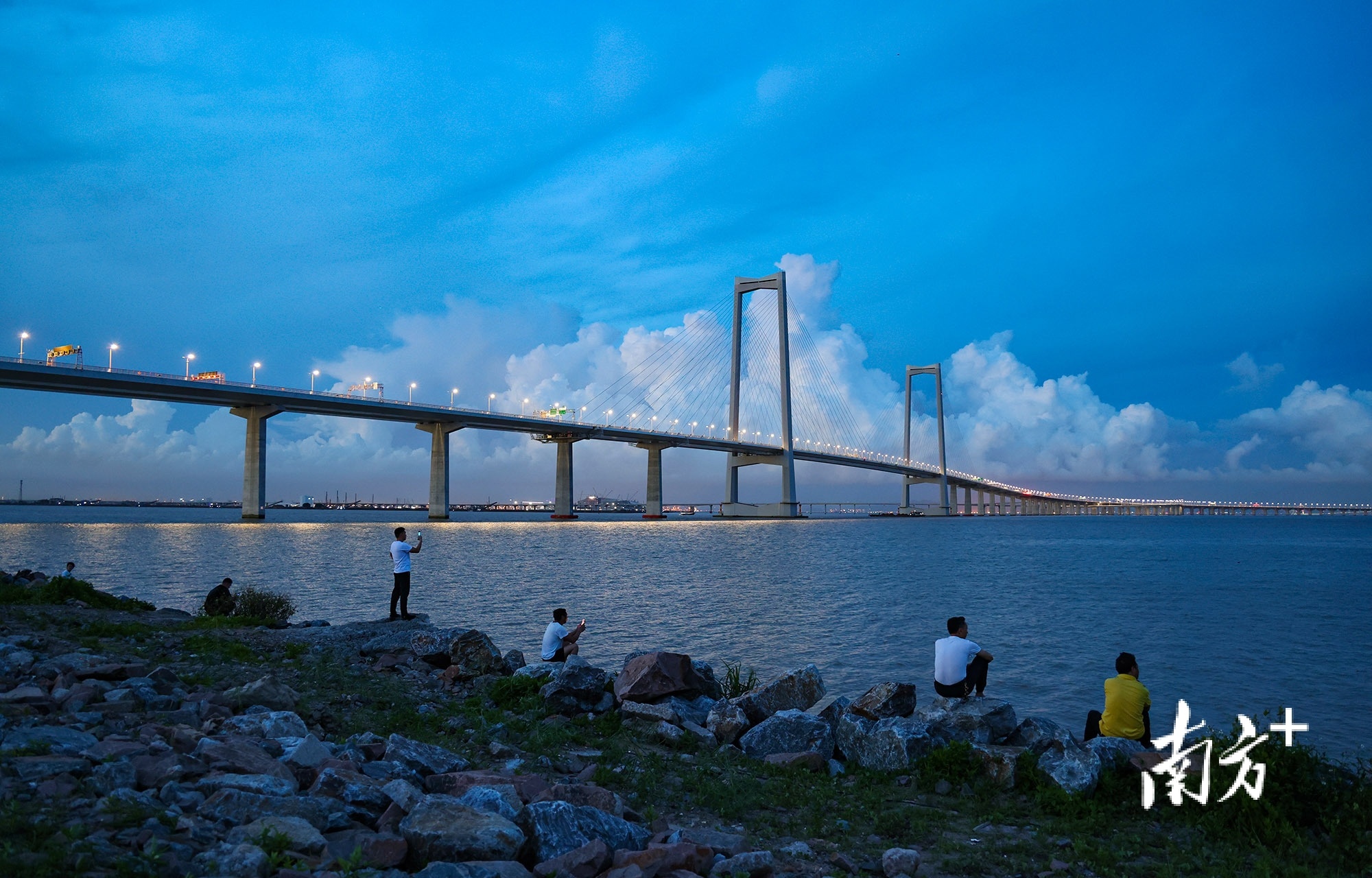 2024年6月27日，在中山翠亨新区马鞍岛，不少市民来到海边观赏大桥夜景。随着深中通道开通临近，中山大桥侧的海边成为了热门打卡点。&nbsp;