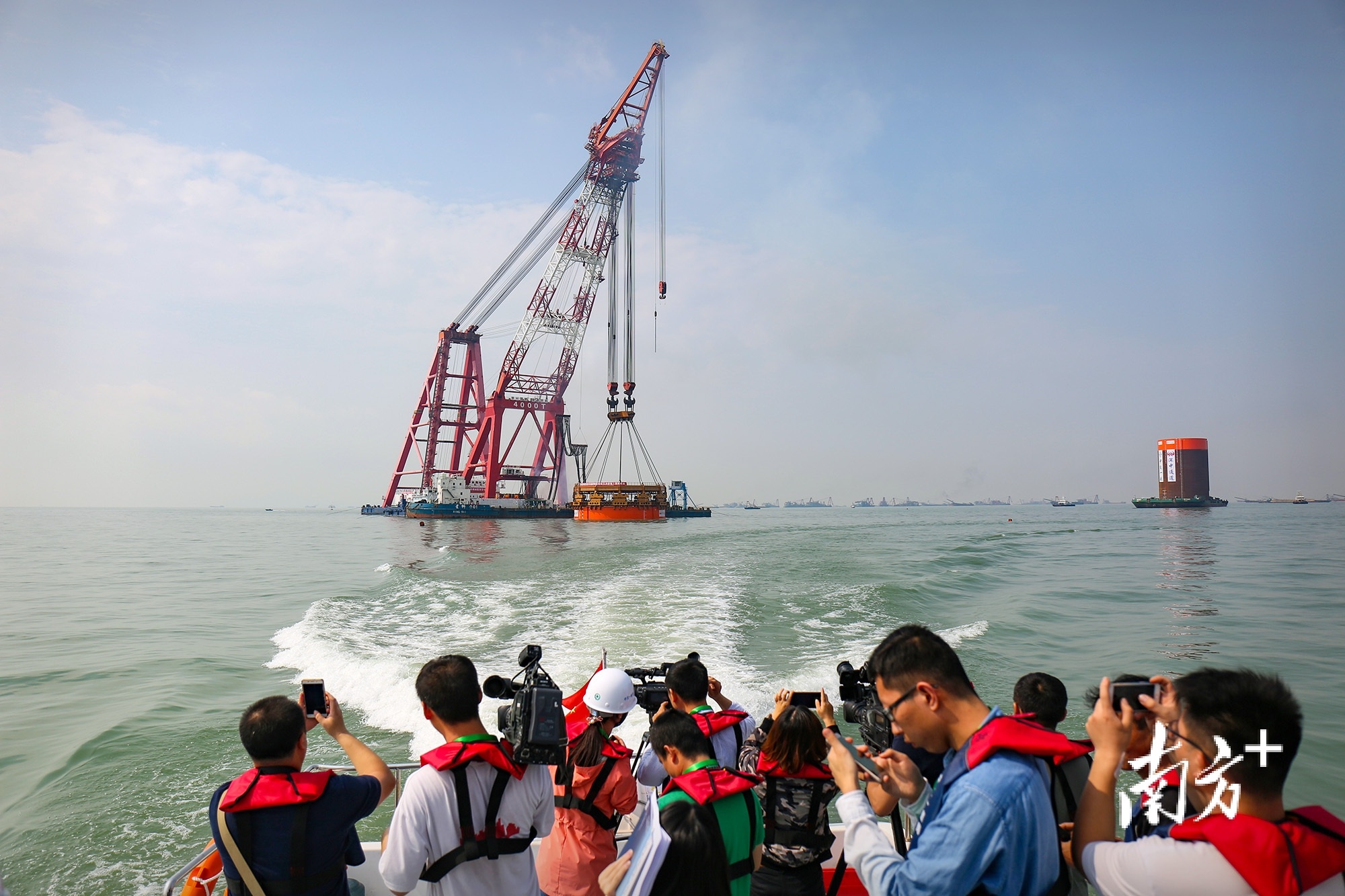 2017年5月1日，深中通道西人工岛首个钢圆筒顺利振沉到位，标志着深中通道建设进入了实质性的实体工程施工阶段。&nbsp;