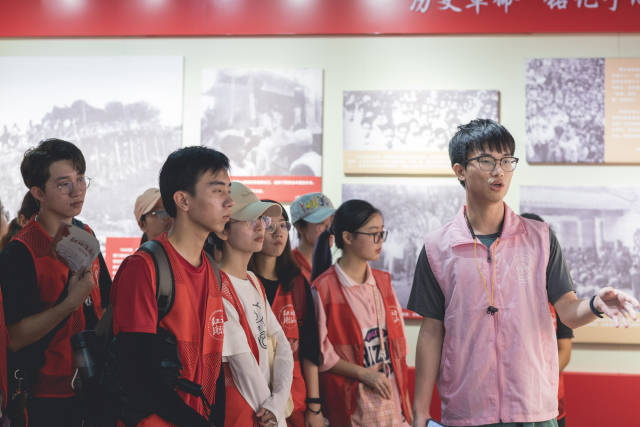 2023年11月,文学院《红动潮汕》课程学员在南澳县为研学对象讲解当地红色文化。