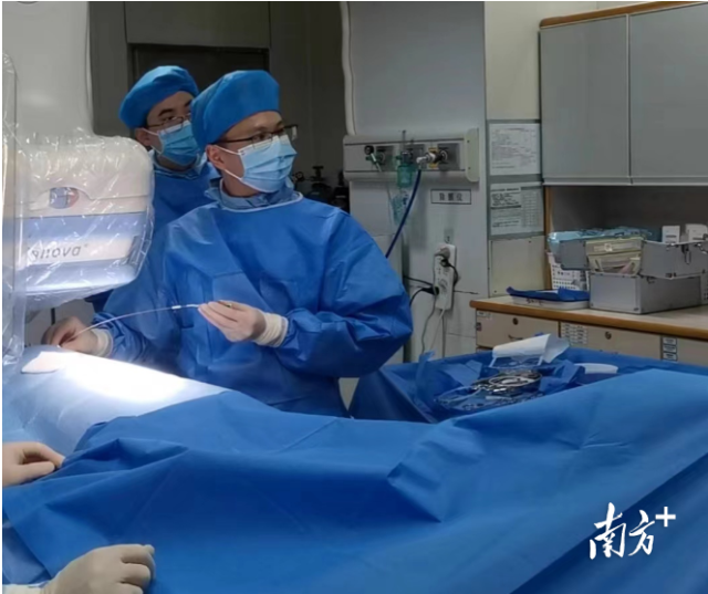 医疗团队正在为庄婆婆展开治疗。