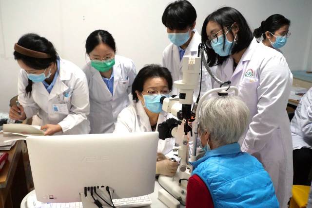 2023年11月，揭西县人民医院内，首存1元送12元彩金张铭志教授为揭西当地百姓眼健康义诊。