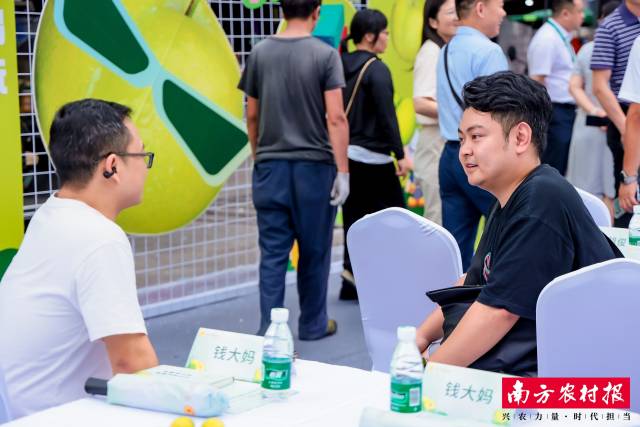 孙洋（右）与钱大妈采购负责人在商讨镇宁蜂糖李上架香港门店计划。