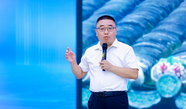 广州国家农业科创中心主任刘玉涛研究员主持大会