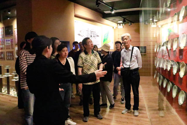 2024年3月，长江新闻与传播学院组织学界及业界专家学者参观南澳县博物馆，为当地文旅发展建言献策。