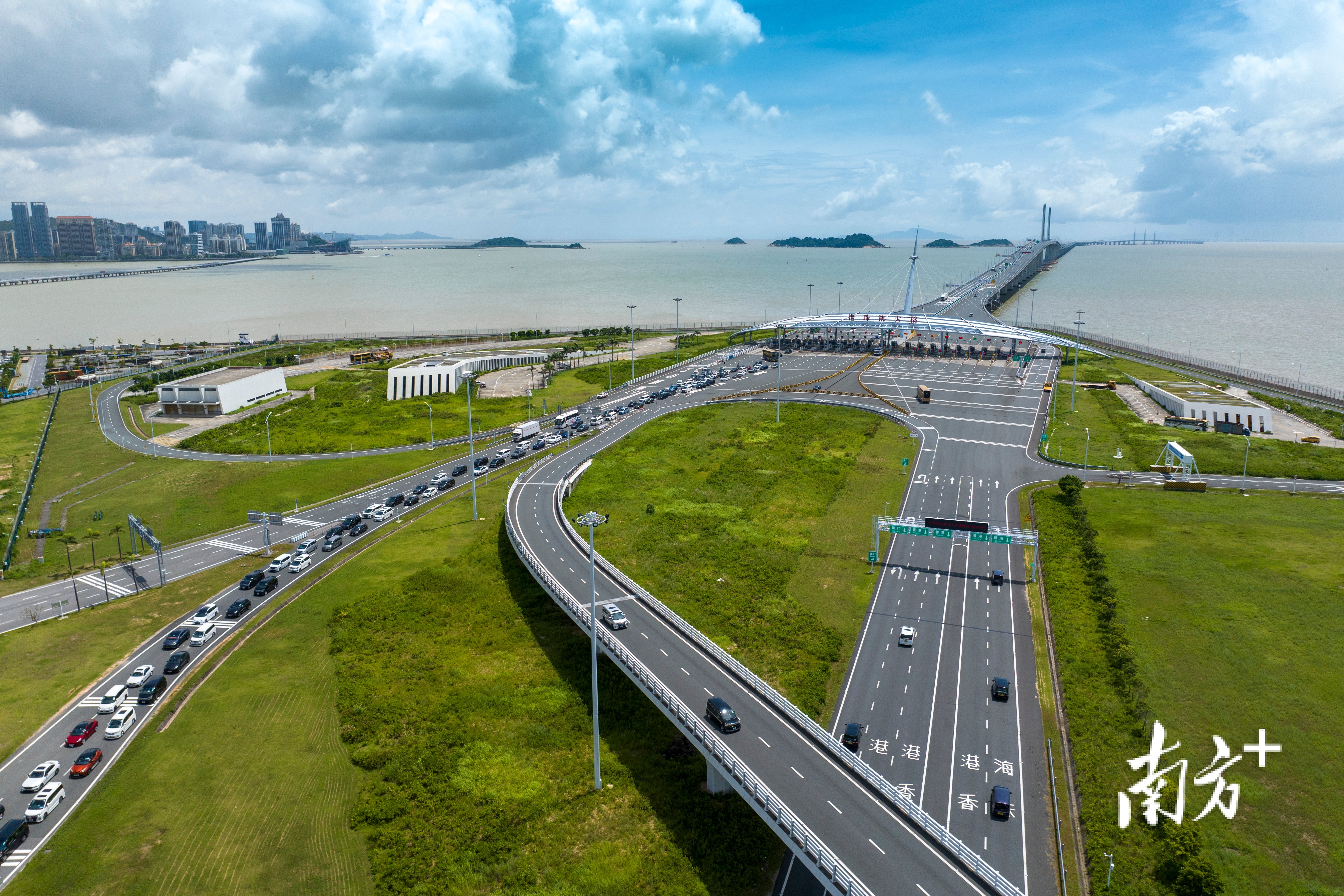 港珠澳大桥珠海公路口岸入境方向，香港车辆排队等待通关。 