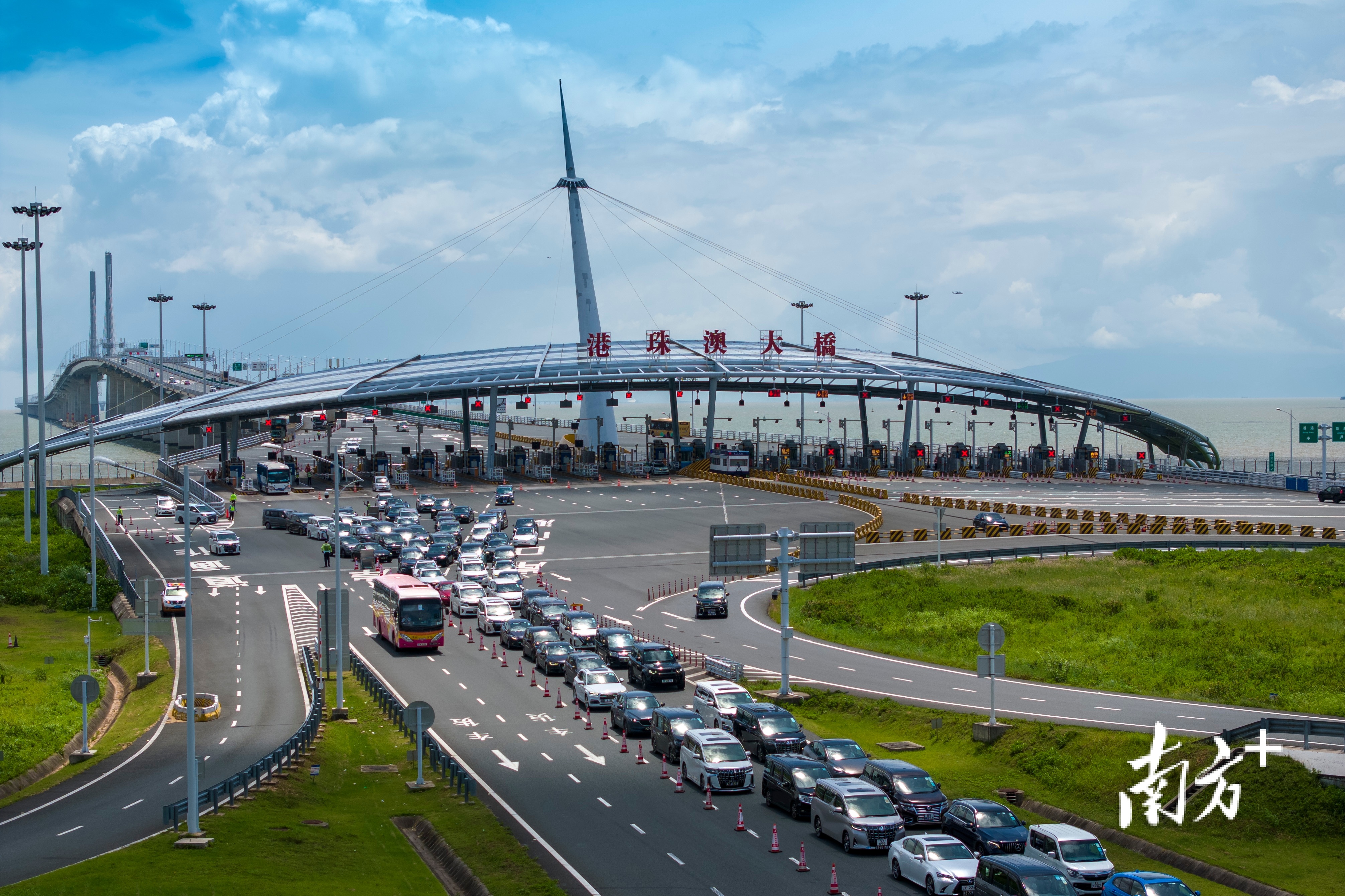 “港车北上”政策实施一周年以来，港澳与内地“双向奔赴”的热情持续高涨。 