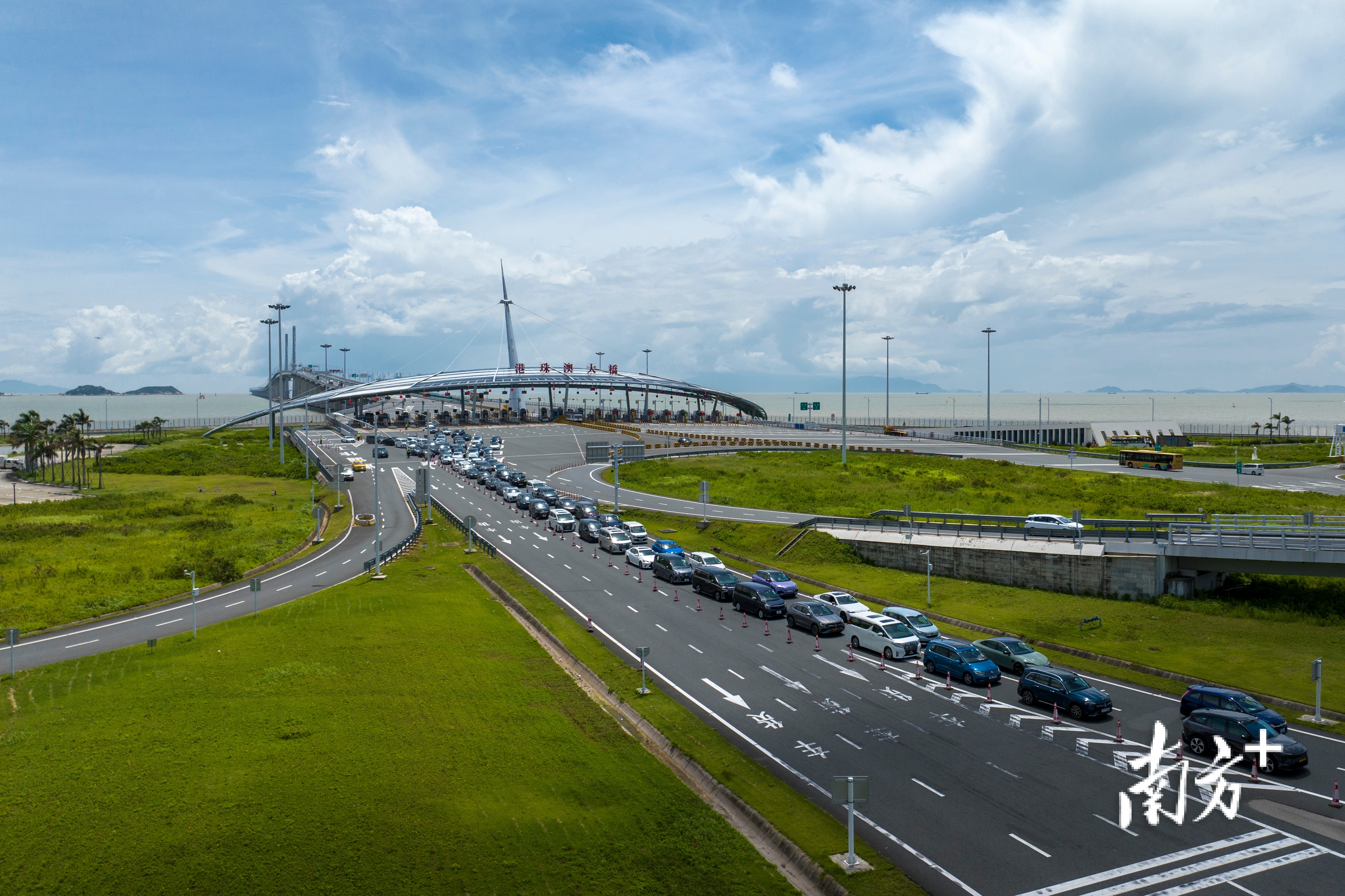29日上午，港珠澳大桥珠海公路口岸入境方向迎来高峰。  