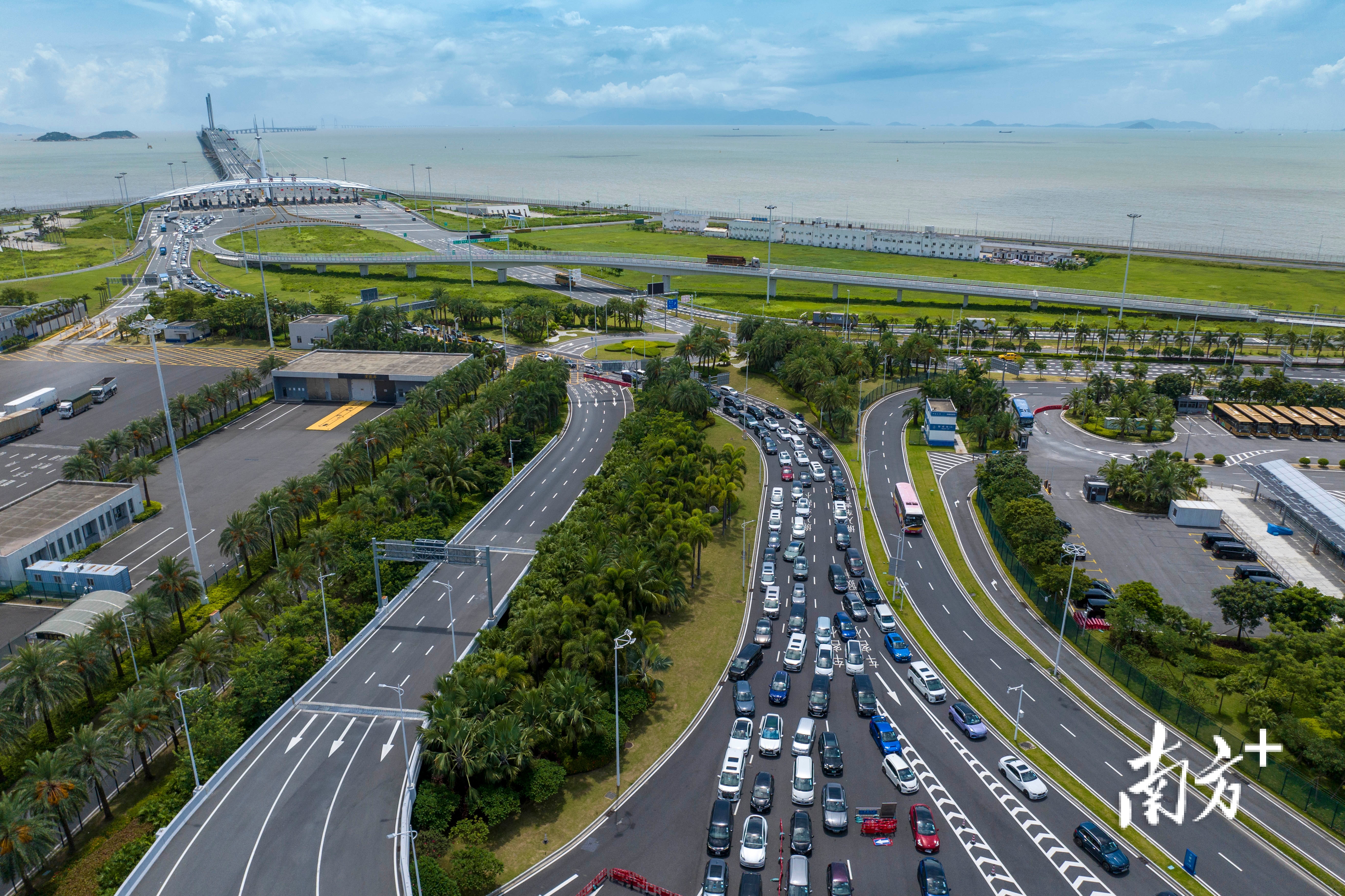 越来越多港澳居民选择经港珠澳大桥珠海公路口岸“北上”。