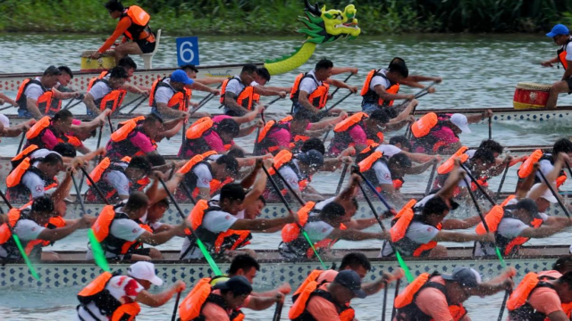 龙舟赛现场十分激烈。