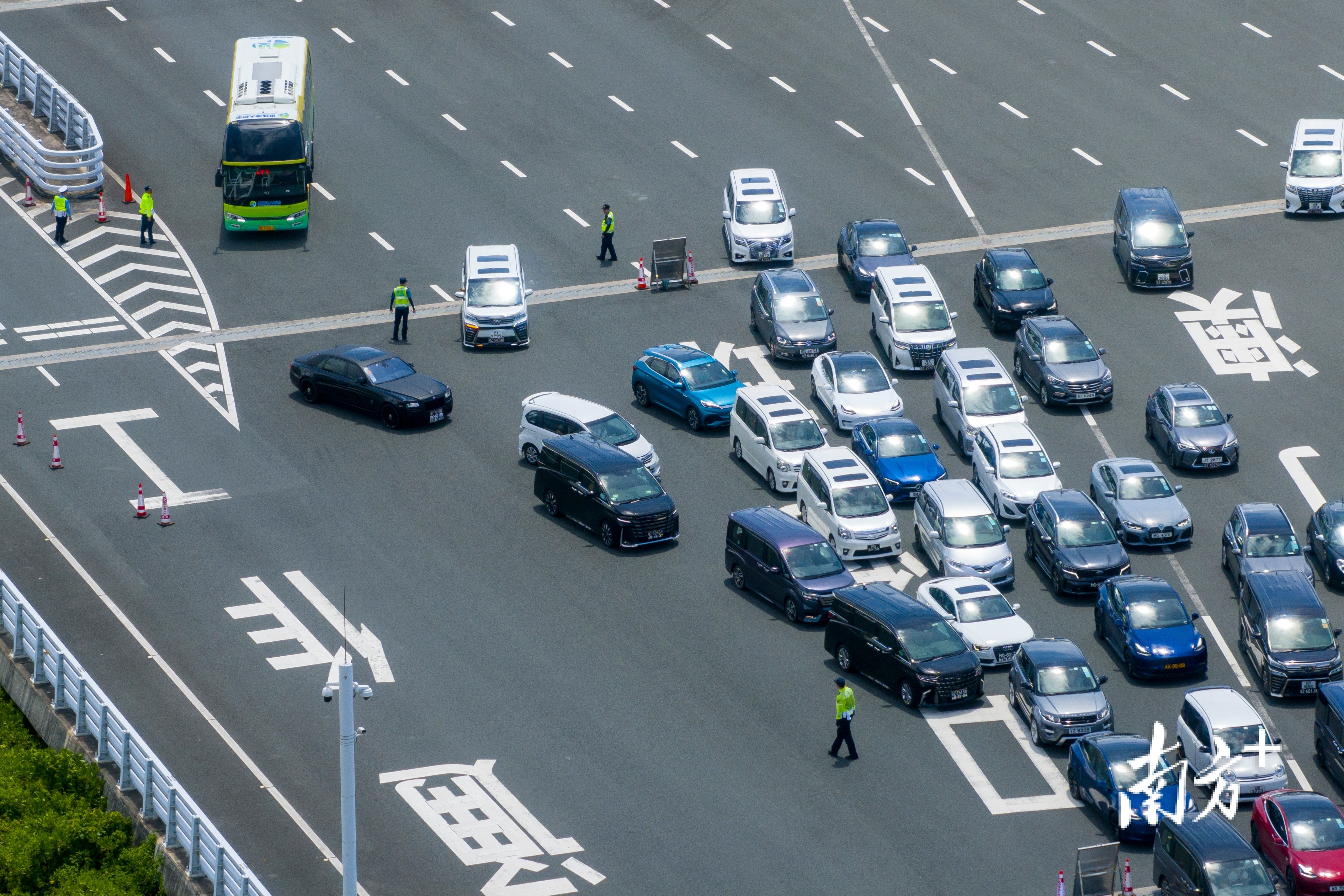 工作人员在现场疏导入境车流。