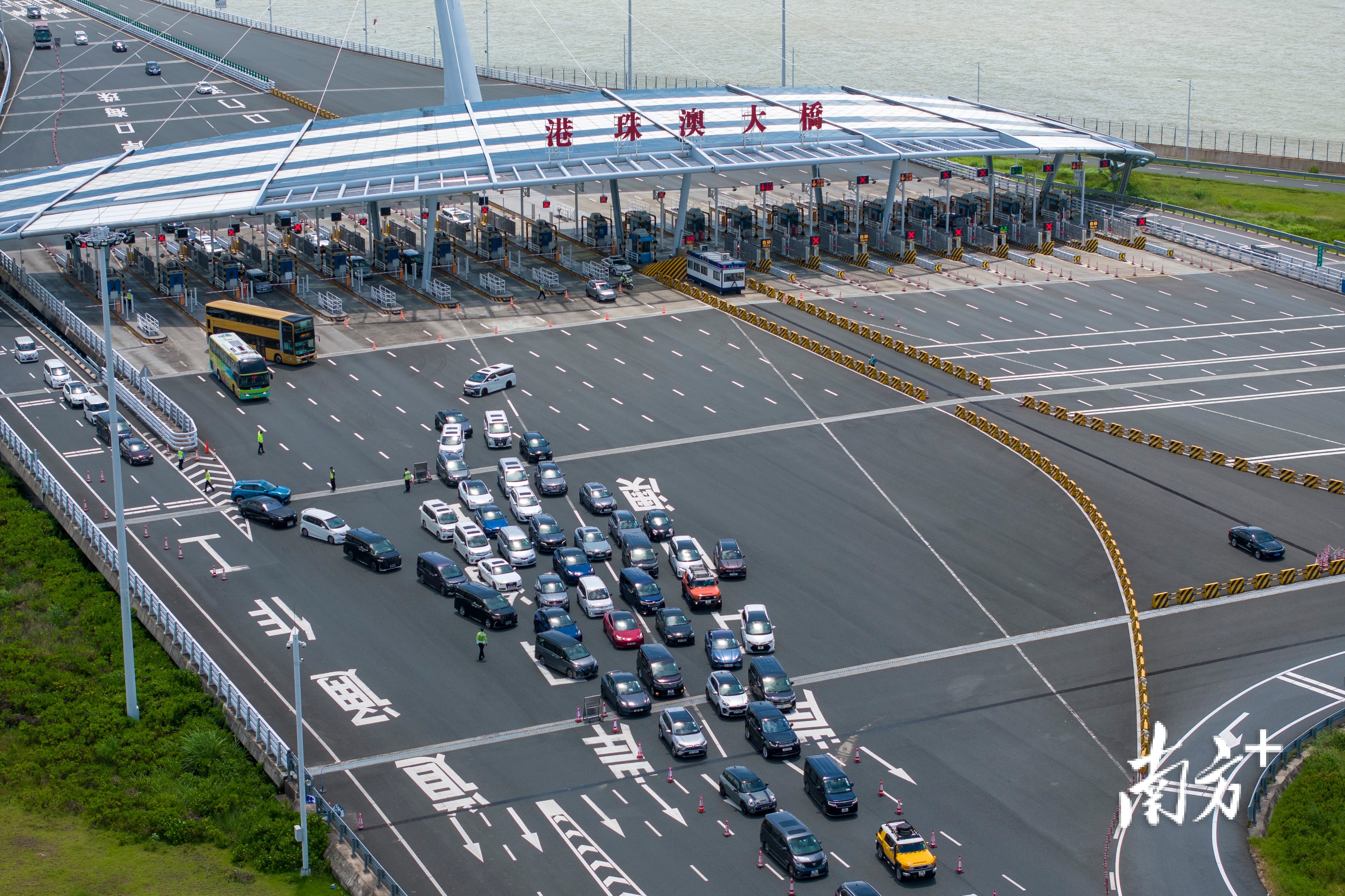 工作人员在现场疏导入境车流。