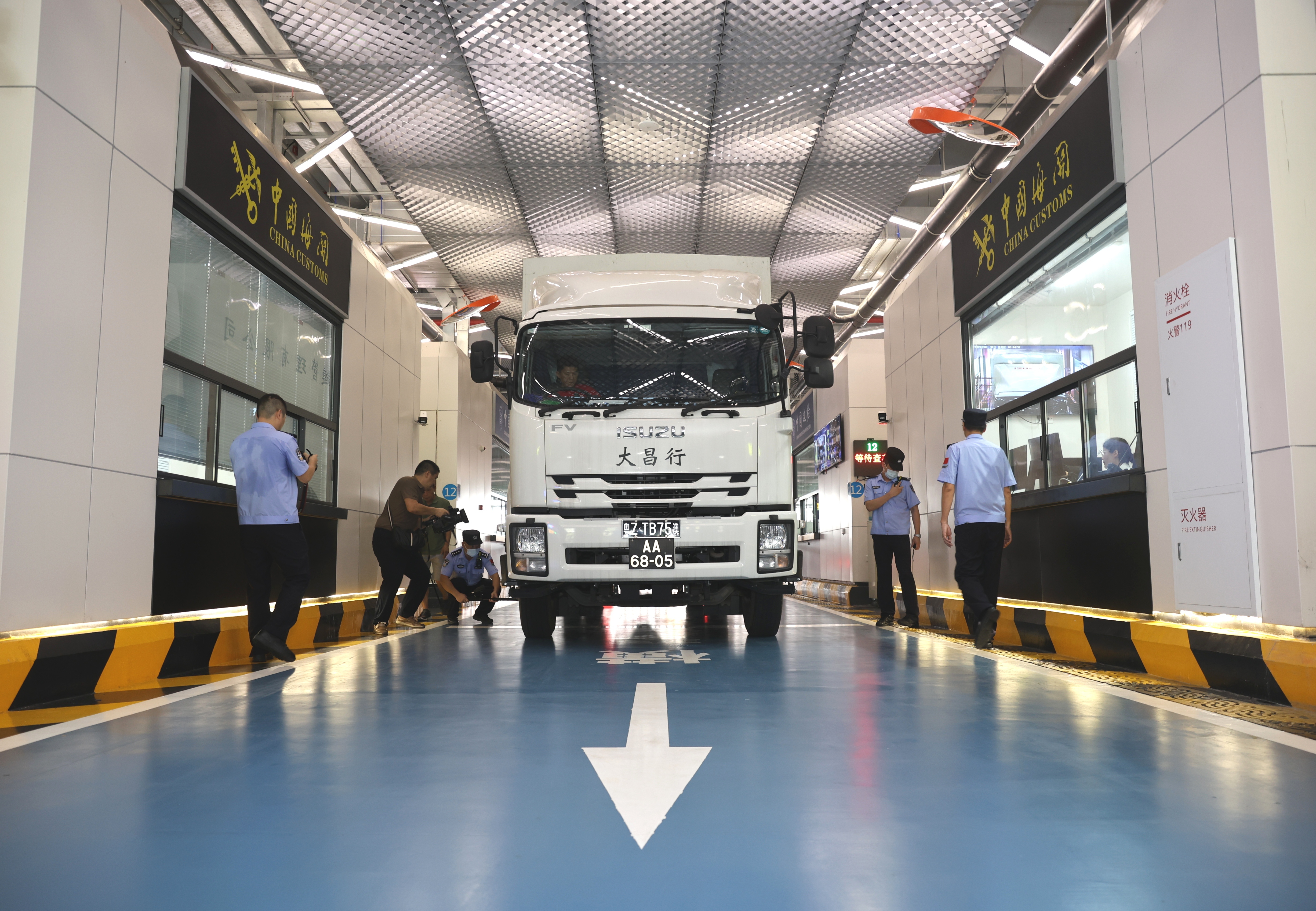 首辆货运车辆顺利完成通关。
