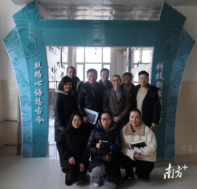 张得龙联合后方单位的师资，推动虚拟仿真实验室在喀什大学挂牌。