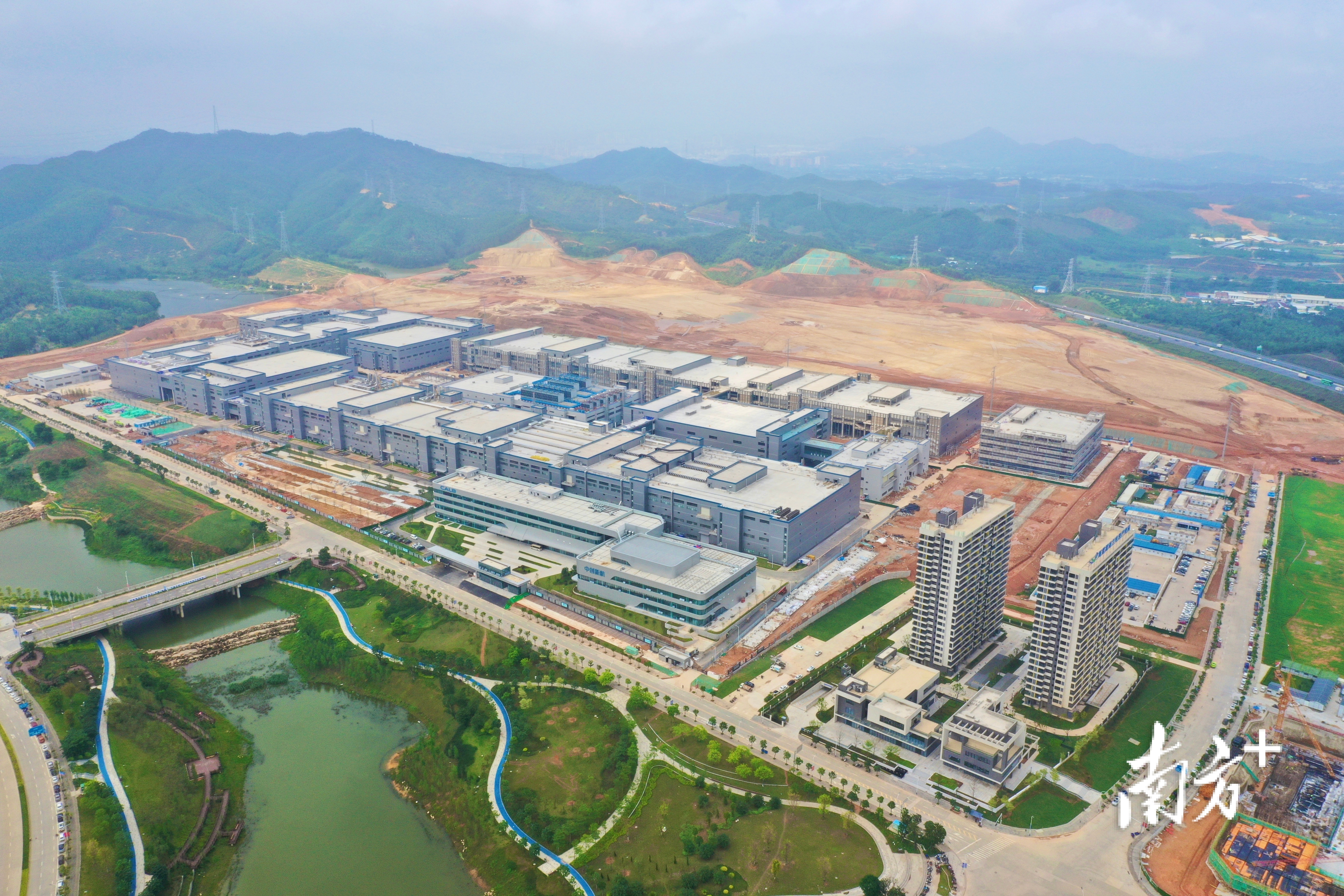 落户新会智造产业园凤山湖园区的中创新航江门基地。 南方+ 杨兴乐 拍摄
