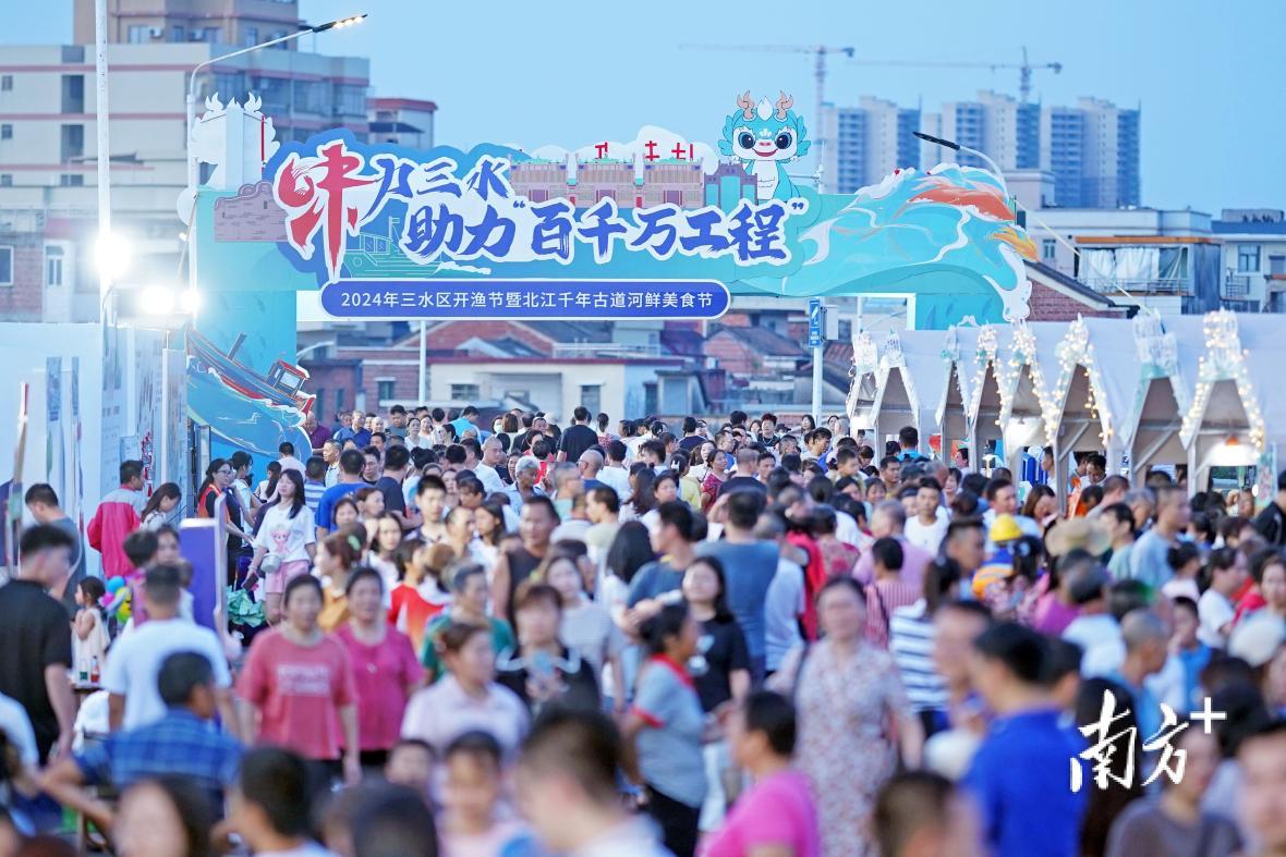 “苞满意 鱼鱻街”夜市让芦苞更有烟火气。 南方+ 戴嘉信 拍摄 “苞满意 鱼鱻街”夜市让芦苞更有烟火气。 南方+ 戴嘉信 拍摄