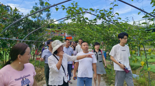 学员前往农业实训基地观摩学习