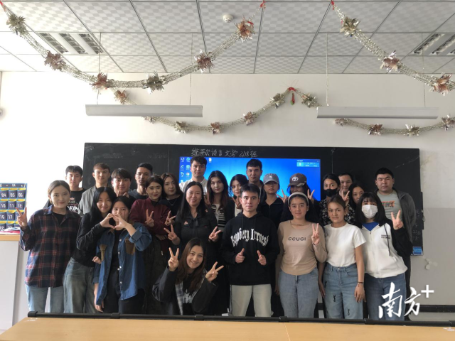 结课时,田雯(第二排中间)和学生合影留念。 结课时,田雯(第二排中间)和学生合影留念。