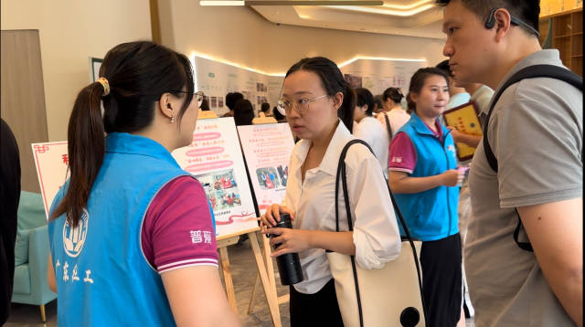 社工向居民介绍社区慈善基金服务项目