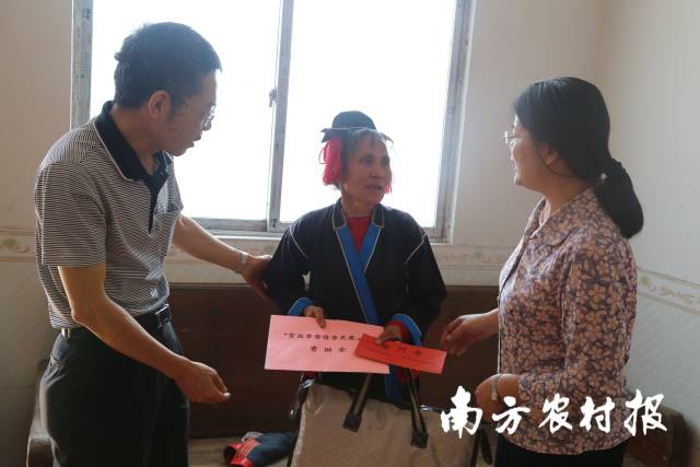 自2018年以来，玖龙纸业救济资金660.8万元助力“村落子母亲关爱工程”，累计扶助村落子重疾难题母亲807名。